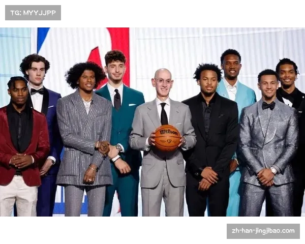 杰伦·约翰逊老鹰全能前锋潜力释放，本月多次三双数据展现组织串联能力